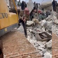 Una bebé nacida bajo los escombros del terremoto fue encontrada con el cordón unido a su madre fallecida: es la única superviviente de su familia