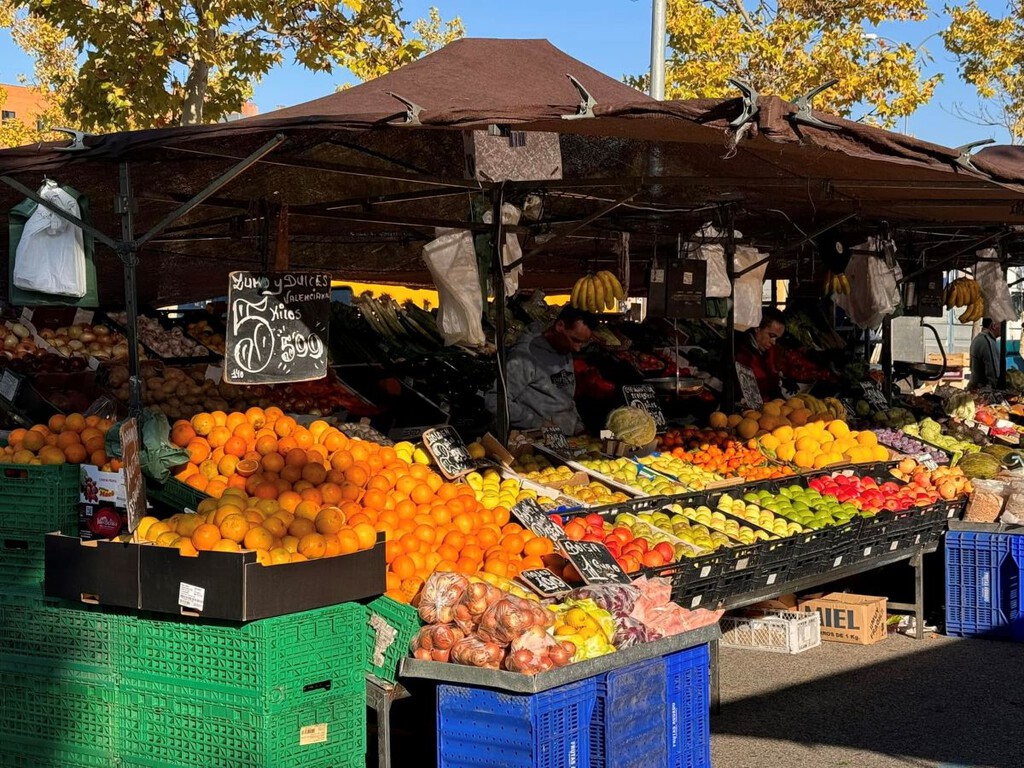 Un frutero denuncia el robo de una riñonera con más de 1.700 euros en el mercadillo de Alcobendas, toda la recaudación del día