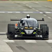 Un coche autónomo de carreras se ha enfrentado a un piloto profesional: el resultado no impresiona pero asusta