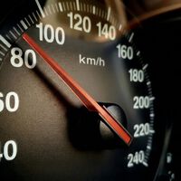 El velocímetro de tu carro nunca marca su velocidad real: hay un motivo detrás y una forma de saber el dato verdadero 