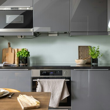 Lidl vende por 7 euros el accesorio perfecto para proteger la vitrocerámica y añadir espacio de trabajo a la encimera