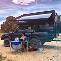 Este Land Rover Discovery camperizado está a la venta y lo tiene todo: baño completo, cocina y hasta escritorio