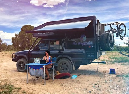 Este Land Rover Discovery camperizado está a la venta y lo tiene todo: baño completo, cocina y hasta escritorio