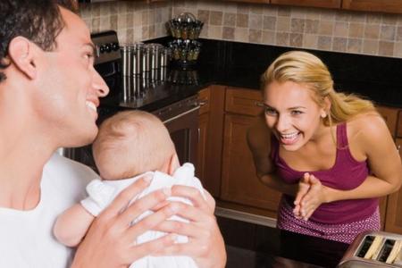 Los padres hablan tres veces menos que las madres con sus bebés: por qué habría que cambiar esta tendencia