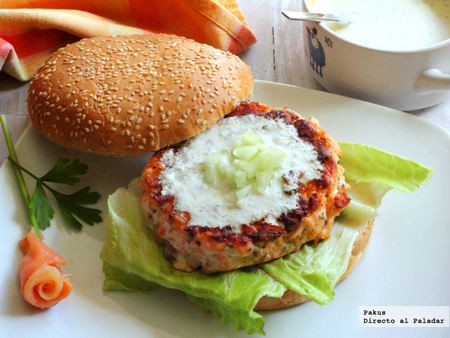 Hamburguesas caseras de salmón con salsa de pepino. Receta