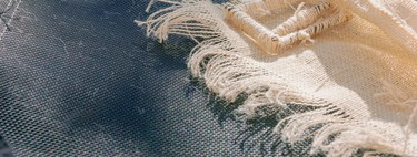 No lo sabía, pero si reutilizas los retales de tela que tienes por casa, puedes hacer tú mismo estos marcos de fotos tendencia en las tiendas de decoración