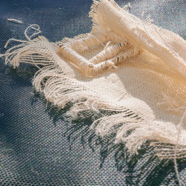 No lo sabía, pero si reutilizas los retales de tela que tienes por casa, puedes hacer tú mismo estos marcos de fotos tendencia en las tiendas de decoración