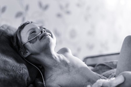 Un padre comparte la cruda imagen de su hija con cáncer, días antes de morir