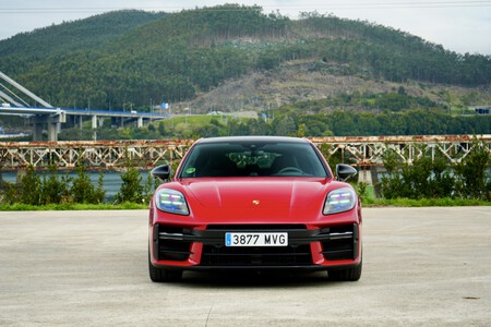 2025 Porsche Panamera GTS frontal