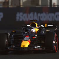 Max Verstappen se da otro homenaje en Arabia Saudí y Fernando Alonso roza la primera fila de la parrilla