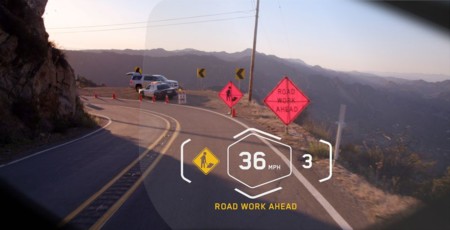 Y BMW también presenta un casco futurista con proyección HUD y cámara de visión trasera