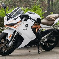 Una de las cosas que menos gusta de las motos eléctricas es que no tienen marchas. Esta deportiva china lo soluciona