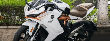 Una de las cosas que menos gusta de las motos eléctricas es que no tienen marchas. Esta deportiva china lo soluciona