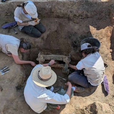 Arqueólogos descubren en Badajoz el primer coche de lujo de España: un carro de bronce de hace 2.500 años 