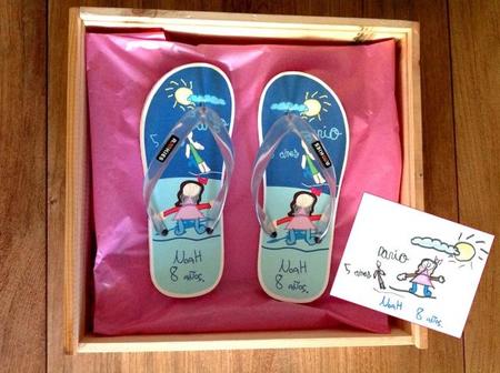 Como un niño con chanclas nuevas... personalizadas con su dibujo