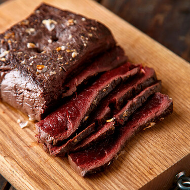 Las ballenas están en peligro de extinción, pero se siguen comiendo en algunos países: así se cocina 