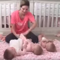 Si ya es difícil cambiar a un bebé que se gira solo, imagínate a cuatro (vídeo) 