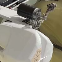 Las marcas se están gastando millonadas en intentar que los coches eléctricos suenen bien, pero solo hacía falta una garrafa y una cuerda