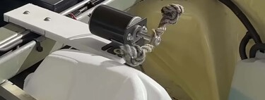 Las marcas se están gastando millonadas en intentar que los coches eléctricos suenen bien, pero solo hacía falta una garrafa y una cuerda