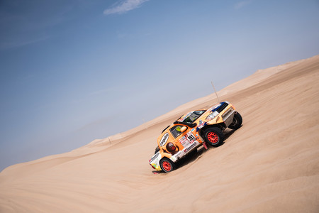 El rescate en el desierto que le dio al televisivo Jesús Calleja un Toyota oficial para el Dakar