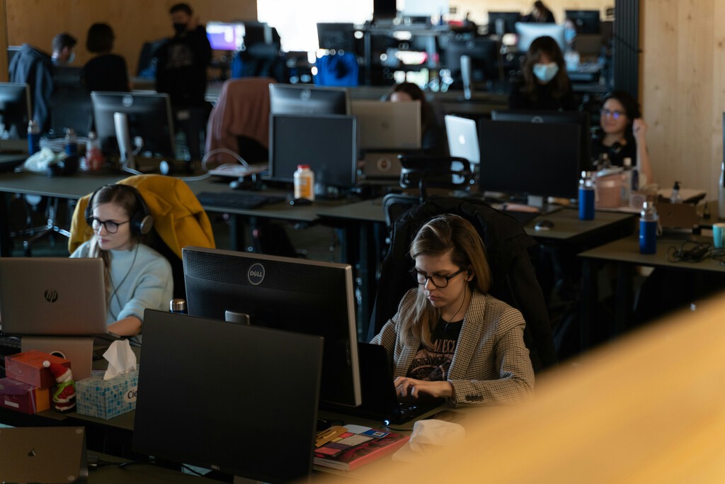 Stanford ha encontrado al culpable del milagro de productividad de EEUU: no es la IA, es trabajar desde casa en pijama