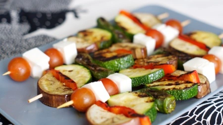 Receta de brochetas de verduras y queso fresco