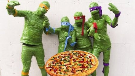 Las Tortugas Ninja discuten sobre una pizza