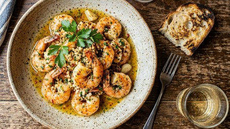 Cómo hacer camarones a la mantequilla para disfrutar este fin de semana: receta fácil y en poco tiempo de la chef Zahie Téllez