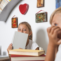 Si la pregunta es por qué los niños repiten lo mismo una y otra vez. La respuesta es: su cerebro está aprendiendo 