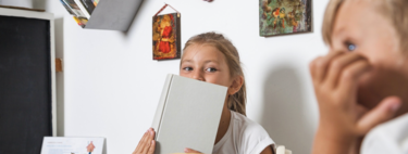 Si la pregunta es por qué los niños repiten lo mismo una y otra vez. La respuesta es: su cerebro está aprendiendo 