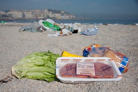 ¿La burbuja de las neveras en la playa o regresamos del futuro?