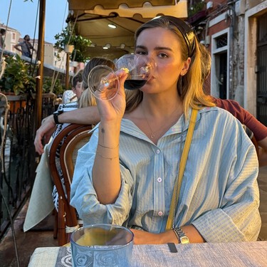 Arrasan en Skechers las zapatillas minimalistas más chic de la primavera: cómodas, versátiles y por menos de 40 euros