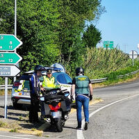 Se cae estrenando su KTM, llega la Guardia Civil de Tráfico y le acaban multando: "Mira, blanco y en botella, ¿no crees?"
