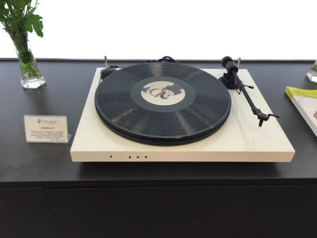 Juke Box E, un giradiscos con Bluetooth y amplificador incorporado