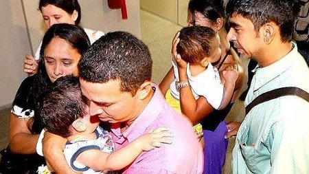 Dos familias viven durante más de un año con los bebés cambiados