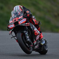 Marco Bezzecchi bate a Pedro Acosta para quedarse la pole y completar otra primera fila sin Ducati en Portimao 