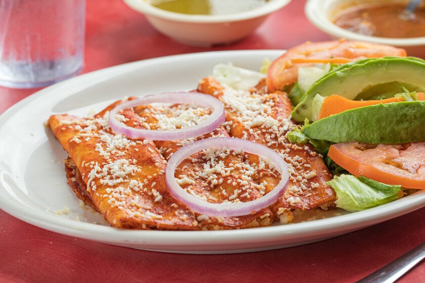 Cómo hacer unas ricas Enchiladas rojas de queso con todo el sazón de la