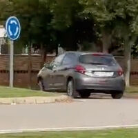 “Yo no sé si es que está buscando un golpe o qué“: se hace viral por dar vueltas sin parar a una rotonda en Soria