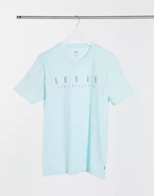 Camiseta azul claro con logo espaciado de Levi's