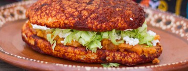 Cómo hacer pambazos al estilo CDMX: el truco está en remojar el pan en la salsa y freírlo 