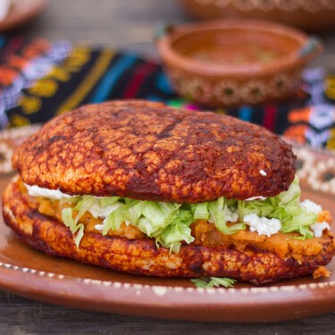 Cómo hacer pambazos al estilo CDMX: el truco está en remojar el pan en la salsa y freírlo 