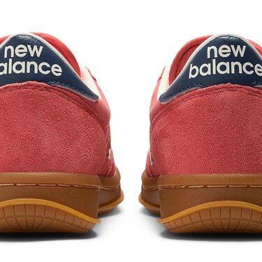 New Balance tiene rebajadas las zapatillas color granada que saltan de la cancha a la calle para combinarlas con tus mejores estilismos de otoño 