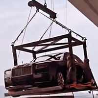 Sube su Rolls-Royce a un piso 44 con una grúa. Decorar apartamentos con coches de superlujo está de moda entre los millonarios