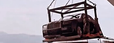 Sube su Rolls-Royce a un piso 44 con una grúa. Decorar apartamentos con coches de superlujo está de moda entre los millonarios