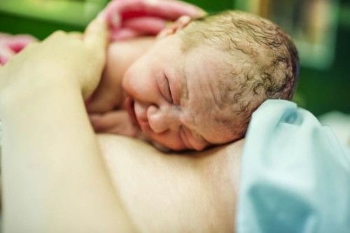 Nace el primer bebé de un útero trasplantado en Estados Unidos