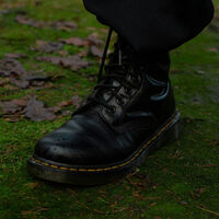 Las botas Dr. Martens que nunca pasan de moda y siempre lucen como nuevas, más baratas para que renueves zapatero