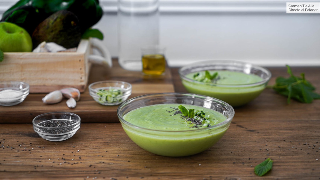Vídeo receta de gazpacho de aguacate y pepino, el entrante más fácil y rápido del verano