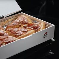 Pizza Hut anuncia un dispositivo capaz de aprovechar "el calor de tu PS5" para mantener tu pizza caliente mientras juegas