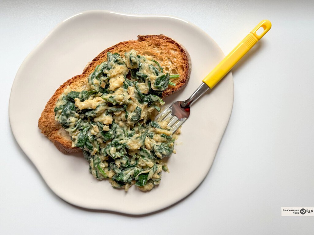 La cena rápida con la que no me complico: combina espinacas frescas en un revuelto súper jugoso y siempre sale bien