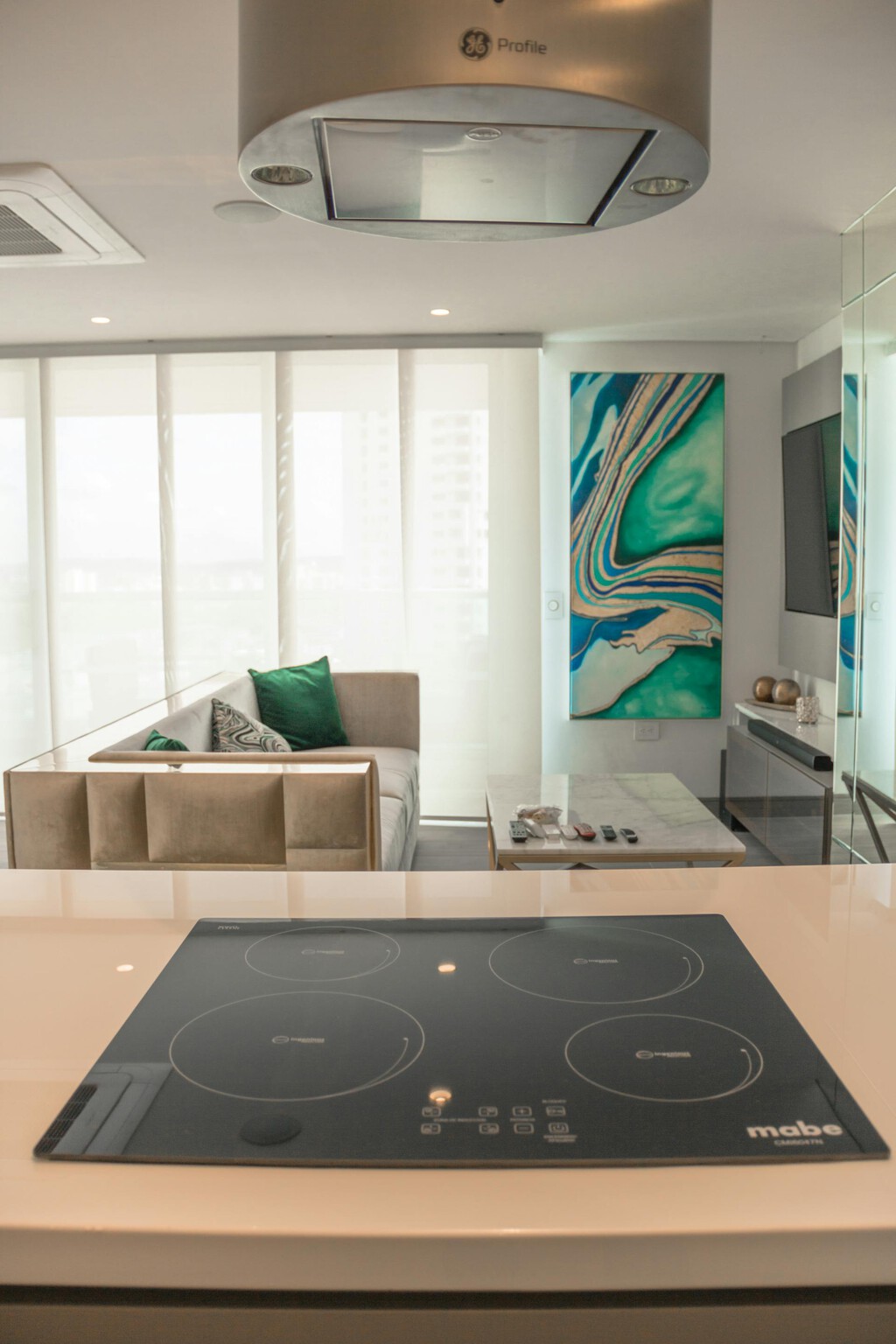 El truco viral en la placa de inducción que la OCU pide que no uses: "puede arder a poco más de 200 grados"